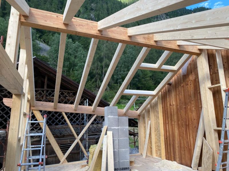 Montaggio di case in legno con sistema a secco