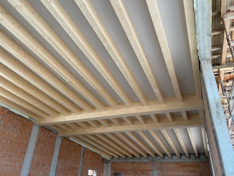 Controsoffitto in legno per edificio scolastico a Prozzolo