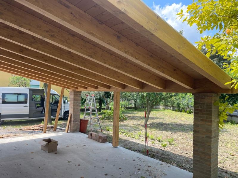 Copertura in legno con orditura a vista a Due Carrare
