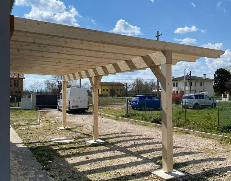 Pergola in legno su misura a Santa Maria di Sala